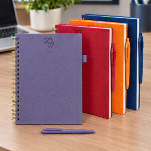 Agenda semanal con 80 hojas. Contiene datos personales, calendarios 2026-2027-2028, planeador 2027, seguimiento de nuevos habitos, organizador de tareas y planeador. Incluye caja individual del mismo color a la agenda y boligrafo.